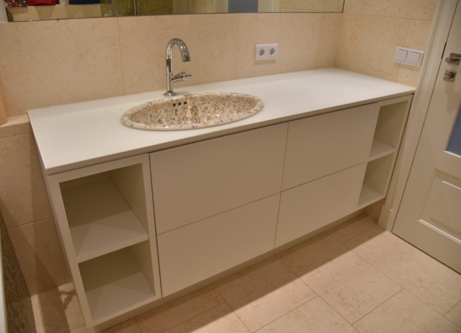 Waschtischunterschrank in MDF lackiert, mit Schubkästen in Tip on, Platte in Glas lackiert, satiniert