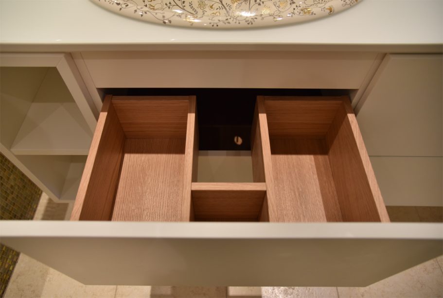 Waschtischunterschrank in MDF lackiert, mit Schubkästen in Tip on, Platte in Glas lackiert, satiniert